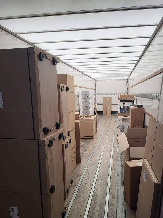 article logistique des transports de meubles neufs - intérieur camion